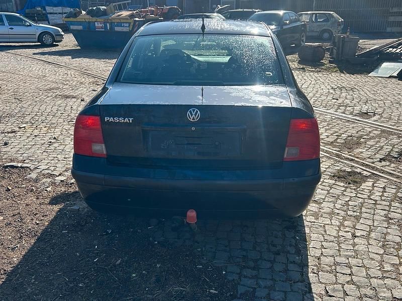Gebraucht VW Passat 101 PS (74 kW) 1997 Schwarz Limousine