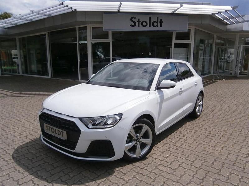 Gletscherweiss (metallic) Gebraucht 2021 Audi A1 Sportback Ambiente Kleinwagen | 20.750 € (Fairer Preis) - Bild 1/4