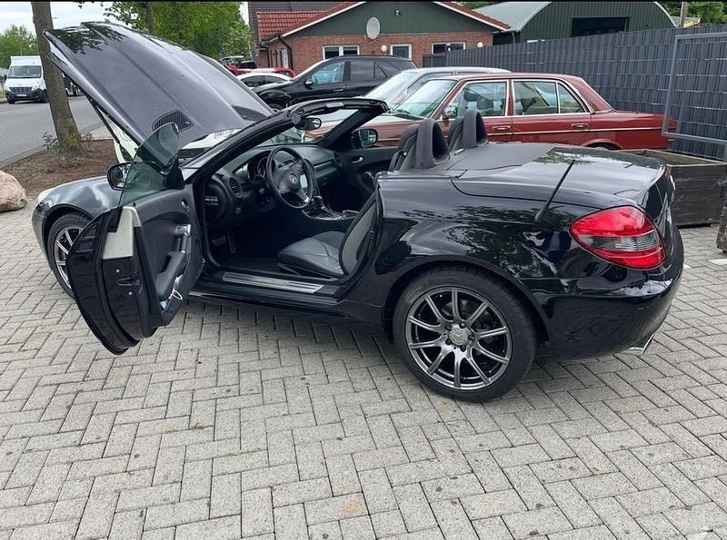 Schwarz Gebraucht 2009 Mercedes SLK200 Cabrio | 11.900 € (Fairer Preis) - Bild 1/4