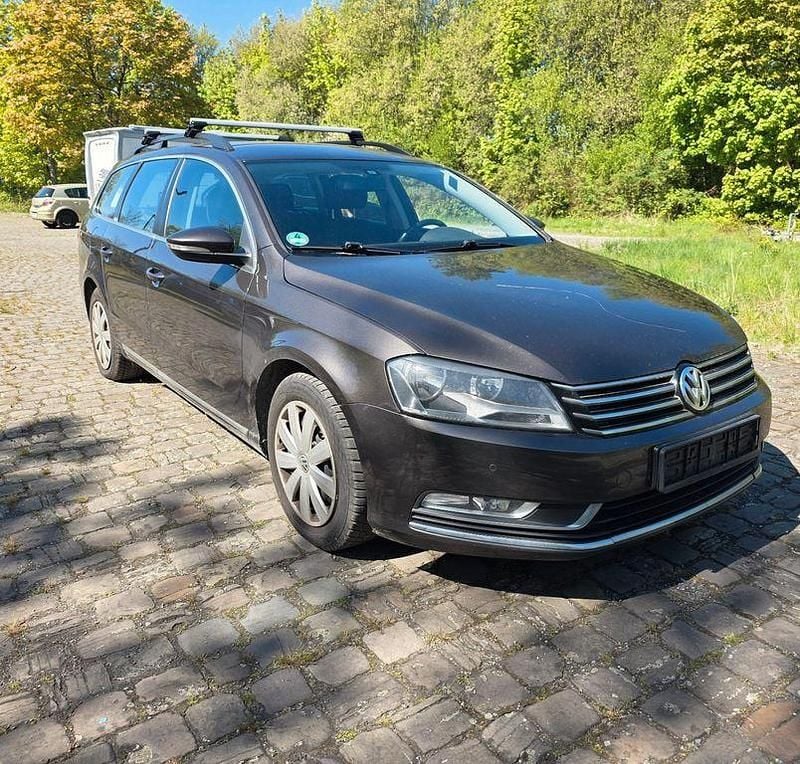 Second-hand VW Passat Exclusive 140 CP (102 kW) 2012 Maro Berlinǎ