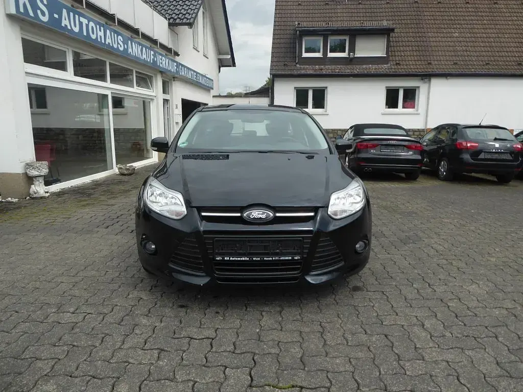 Gebraucht Ford Focus Trend 105 PS (77 kW) 2011 Schwarz Limousine
