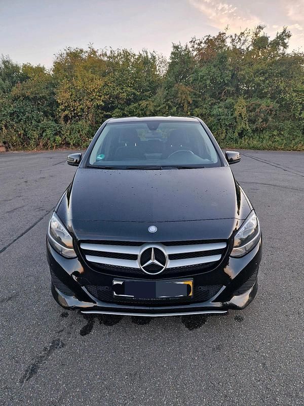 Schwarz Gebraucht 2015 Mercedes B180 Van / Kleinbus | 12.300 € (Guter Preis) - Bild 1/4