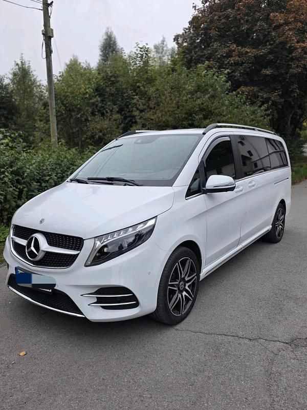 Weiß Gebraucht 2022 Mercedes V300 Avantgarde Van / Kleinbus | 61.998 € (Fairer Preis) - Bild 1/4