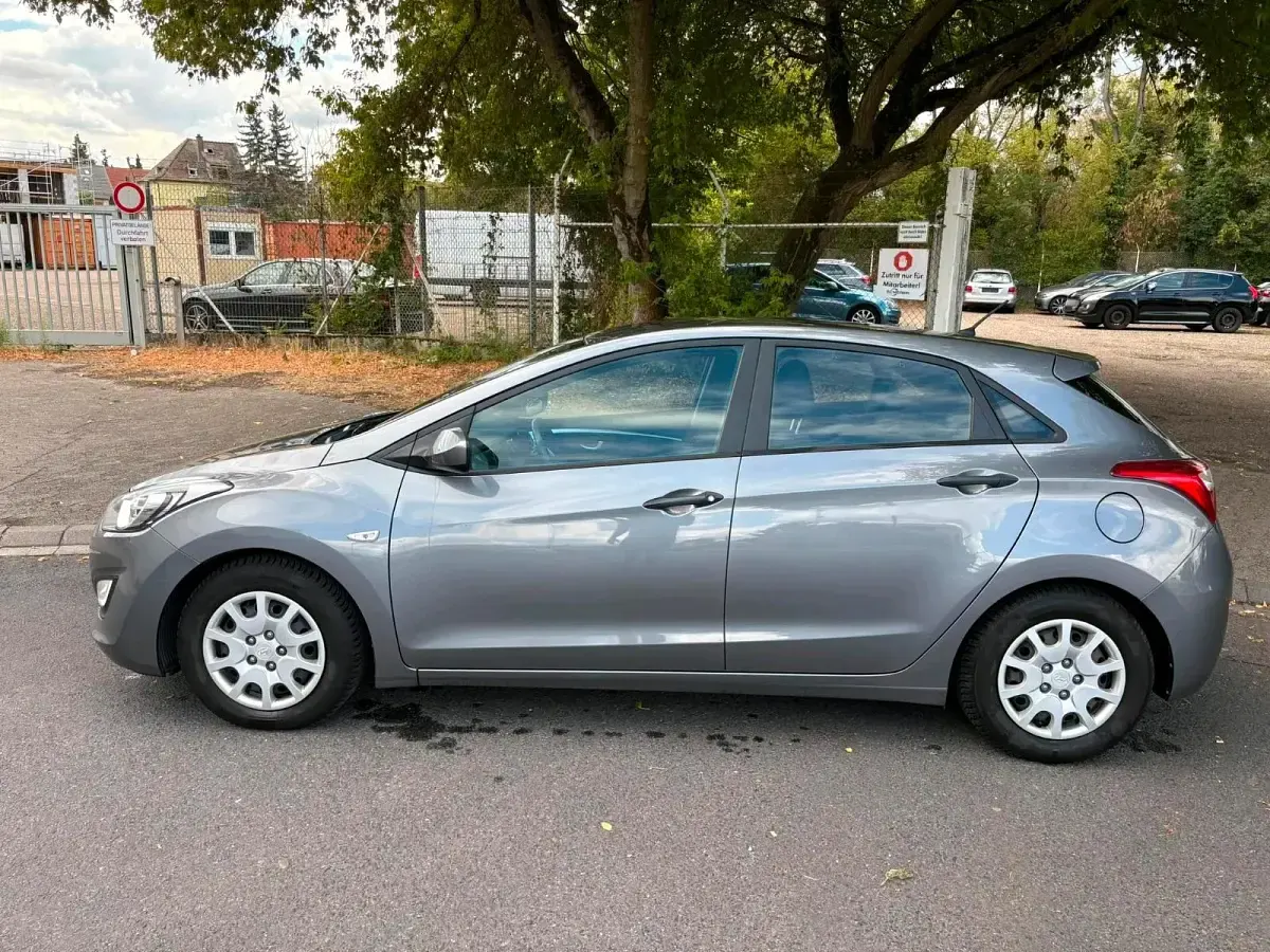 Gebraucht Hyundai i30 100 PS (73 kW) 2013 Grau Kleinwagen
