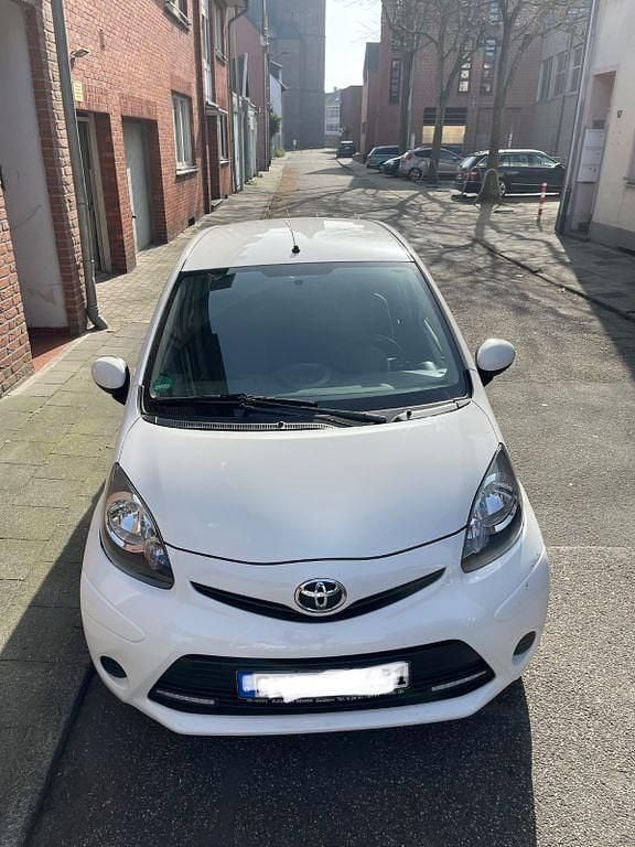 Gebraucht Toyota Aygo Cool 68 PS (50 kW) 2014 Weiß Kleinwagen