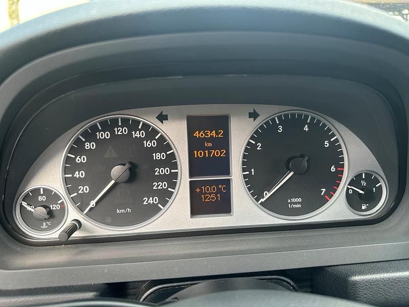 Gebraucht Mercedes B180 116 PS (85 kW) 2010 Silber Van / Kleinbus