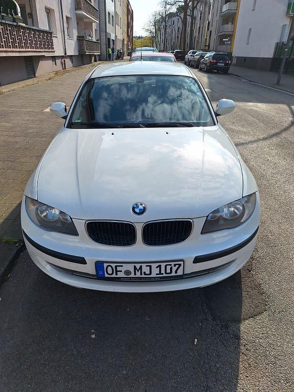 Gebraucht BMW 116 122 PS (89 kW) 2011 Weiß Kleinwagen