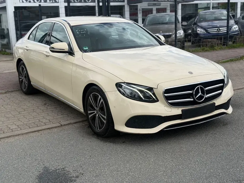 Gebraucht Mercedes E200 Avantgarde 160 PS (117 kW) 2019 Beige Limousine