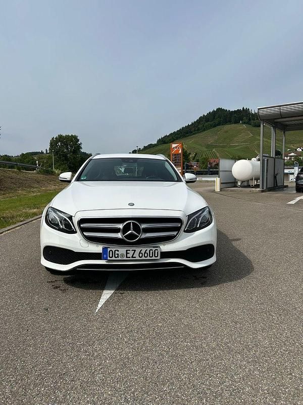 Gebraucht Mercedes E220 Avantgarde 194 PS (142 kW) 2016 Weiß Kombi