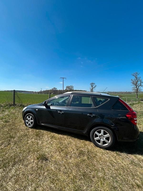 Używany Kia Ceed 115 KM (84 kW) 2008 Czarny Hatchback