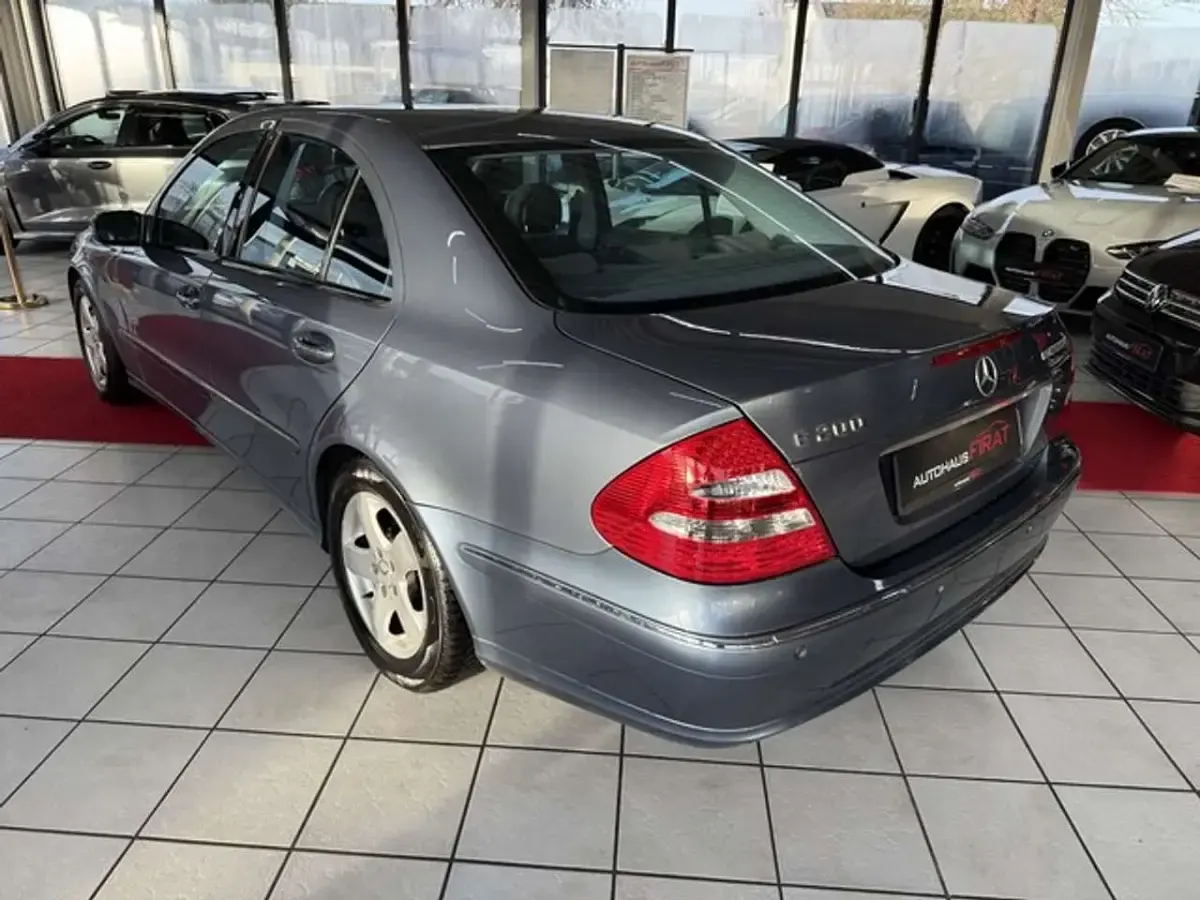 Gebraucht Mercedes E200 163 PS (119 kW) 2004 Blau Limousine