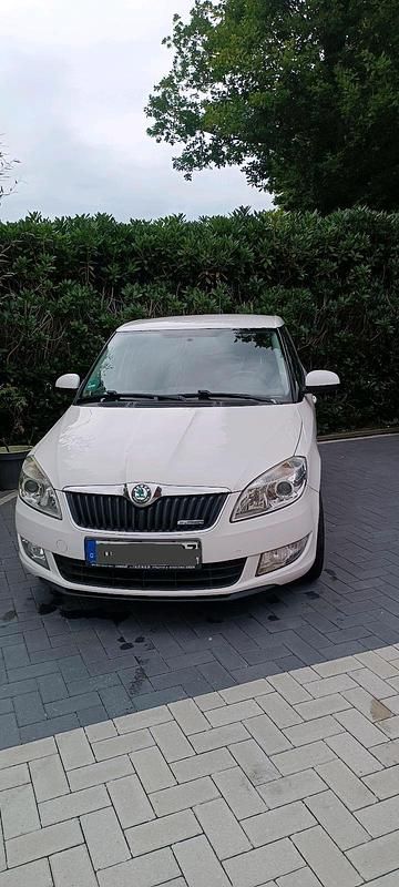 Weiß Gebraucht 2011 Skoda Fabia Kleinwagen | 2.250 € - Bild 1/4