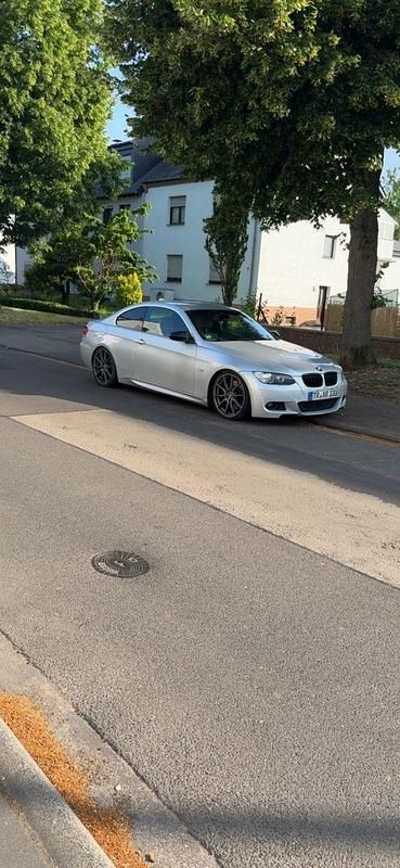 Silber Gebraucht 2008 BMW 330 Performance Coupé | 13.900 € (Fairer Preis) - Bild 1/4