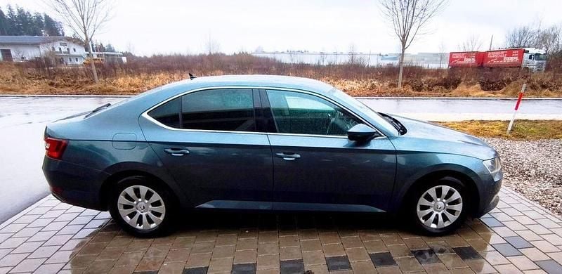 Gebraucht Skoda Superb 150 PS (110 kW) 2016 Grau Limousine