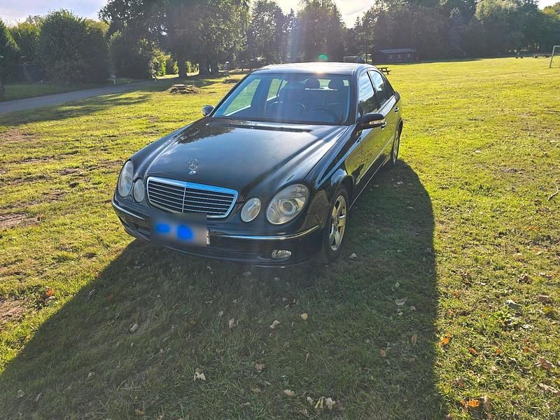 Schwarz Gebraucht 2003 Mercedes E240 Limousine | 3.600 € (Etwas zu teuer) - Bild 1/4