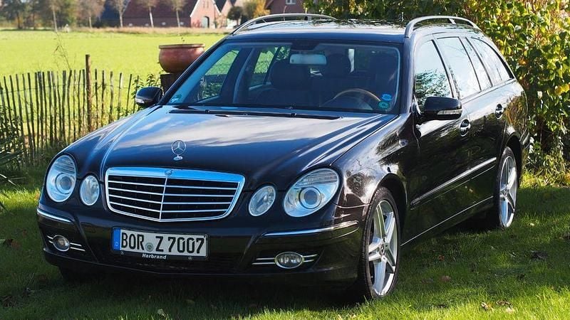 Schwarz Gebraucht 2009 Mercedes E200 Avantgarde Limousine | 6.350 € (Fairer Preis) - Bild 1/4
