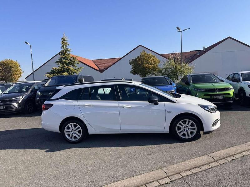 Usado Opel Astra Edition 122 HP (89 kW) 2022 Branco Citadino