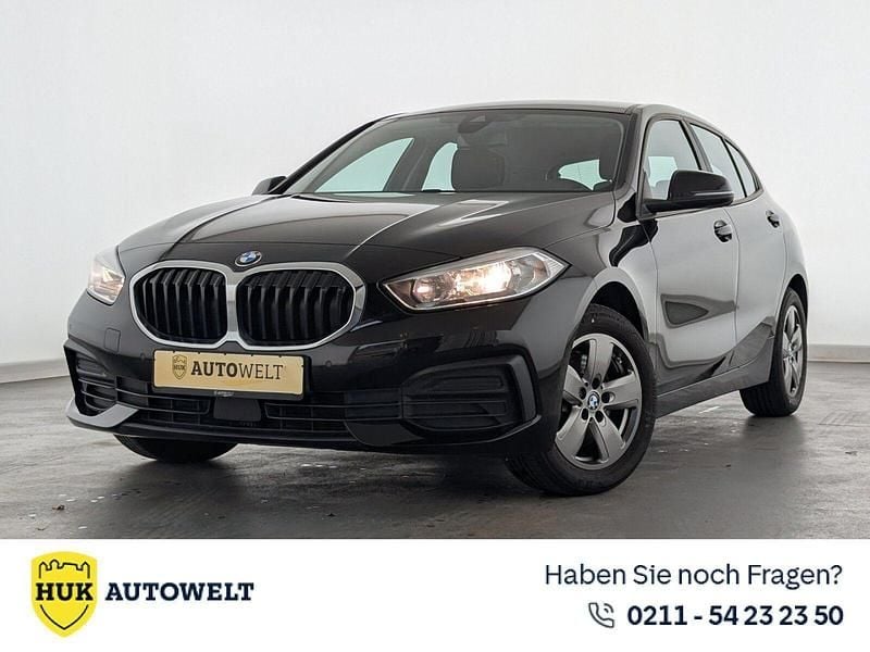 Schwarz ii/bonnet fluid black Gebraucht 2021 BMW 118 Advantage Kleinwagen | 17.360 € (Guter Preis) - Bild 1/3
