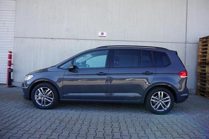 Neu VW Touran 150 PS (110 kW) 2026 Delfingrau metallic Van / Kleinbus