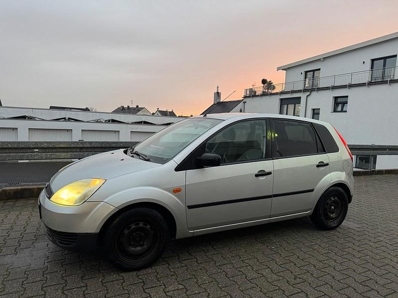 Gebraucht Ford Fiesta 101 PS (74 kW) 2002 Silber Kleinwagen