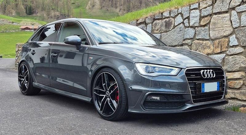 Grau Gebraucht 2015 Audi A3 Sportback S-Line Limousine | 17.700 € (Teuer) - Bild 1/4