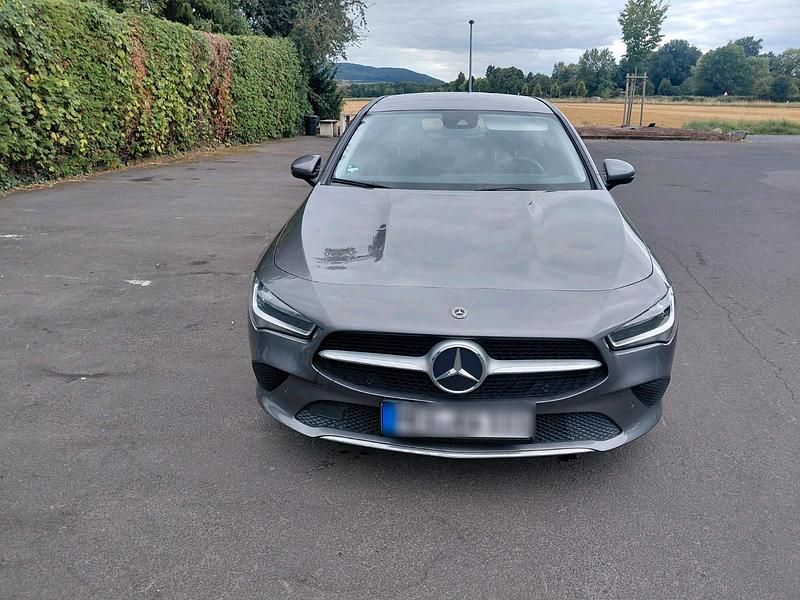Grau Gebraucht 2020 Mercedes CLA180 Shooting Brake Kombi | 16.900 € (Superpreis) - Bild 1/4