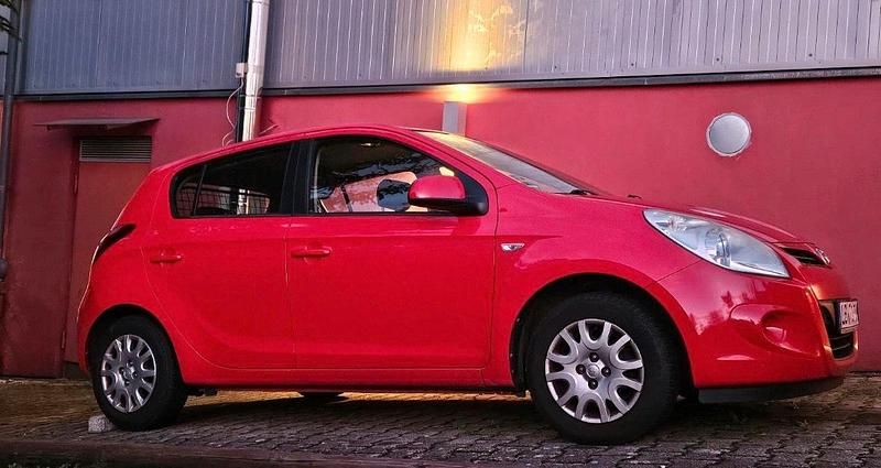 Gebraucht Hyundai i20 86 PS (63 kW) 2012 Rot Kleinwagen