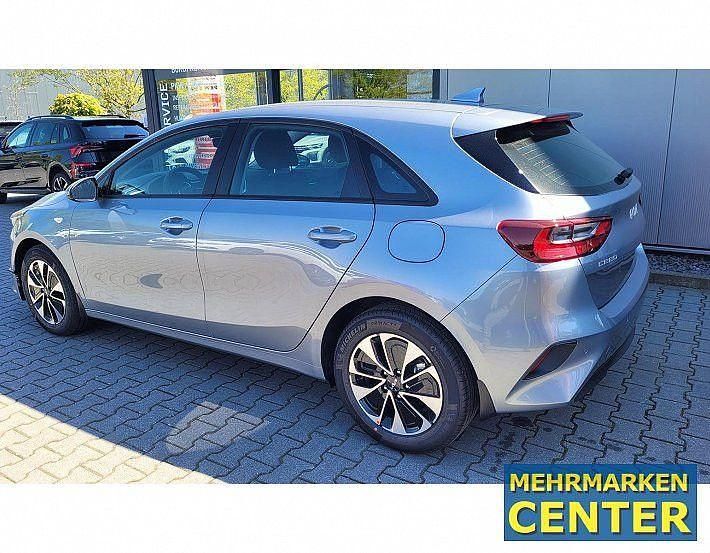 Neu Kia Ceed 140 PS (102 kW) 2025 Silber Kleinwagen