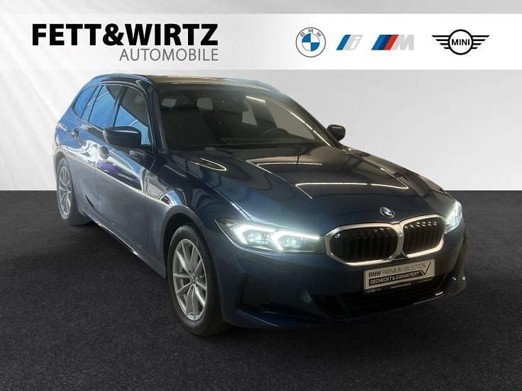 Phytonicblau metallic Gebraucht 2024 BMW 318 Shadowline Kombi | 30.499 € (Superpreis) - Bild 1/3