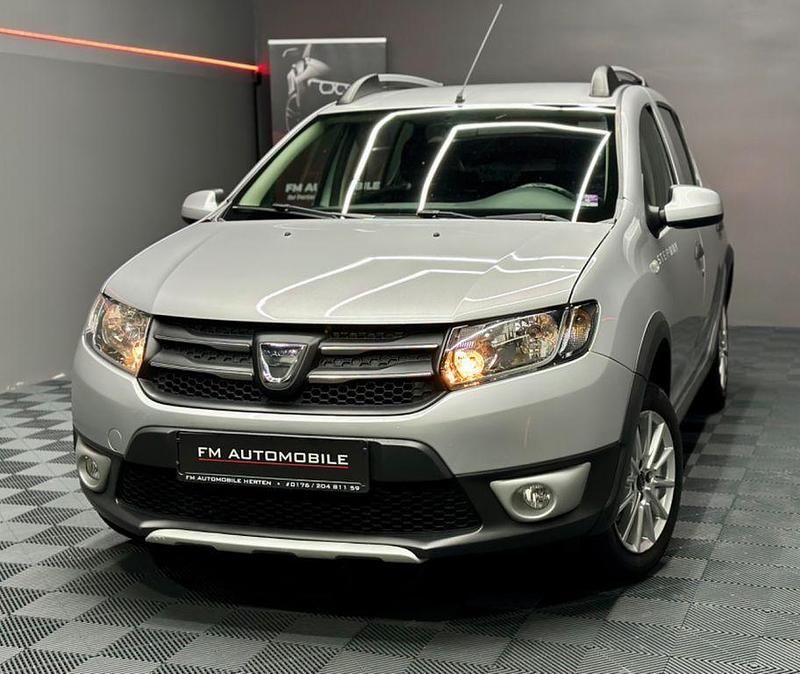 Silber Gebraucht 2015 Dacia Sandero Prestige Limousine | 5.990 € (Fairer Preis) - Bild 1/4