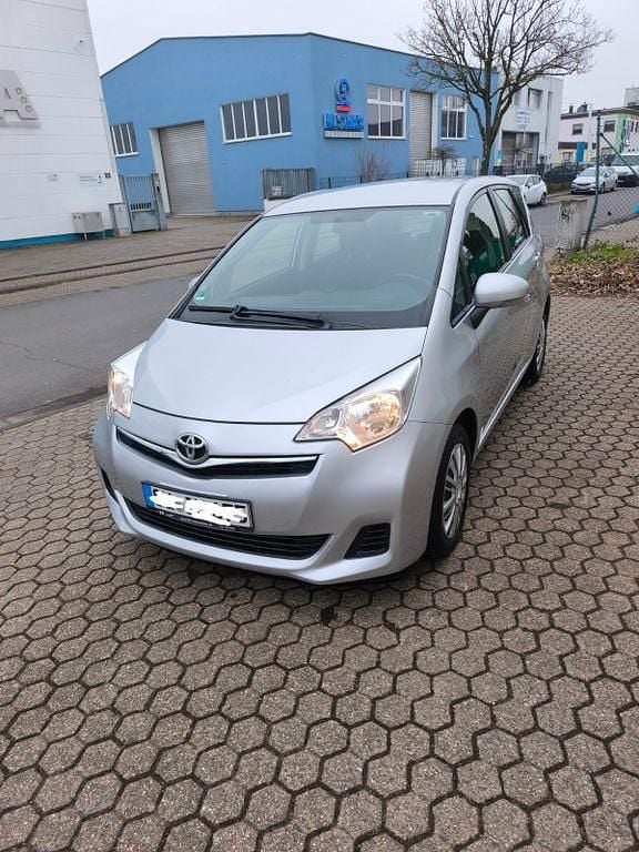 Gebraucht Toyota Verso-S Life 99 PS (72 kW) 2012 Silber Van / Kleinbus