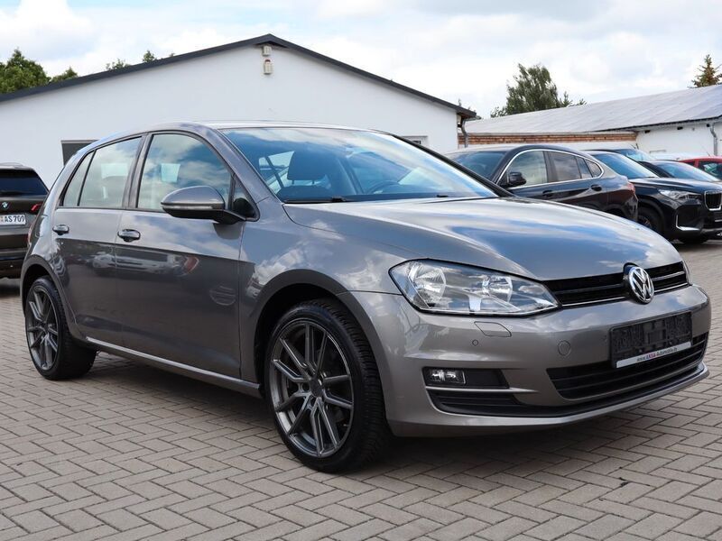 Grau Gebraucht 2015 VW Golf VII Trendline Limousine | 11.990 € (Etwas zu teuer) - Bild 1/4