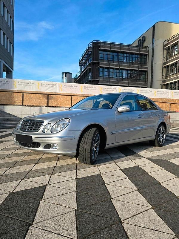 Gebraucht Mercedes E220 150 PS (110 kW) 2003 Silber Limousine