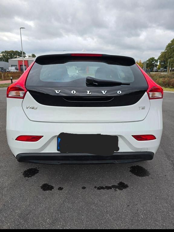 Gebraucht Volvo V40 122 PS (89 kW) 2016 Weiß Limousine