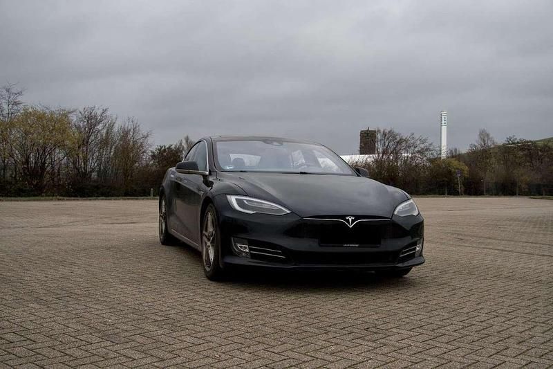 Obsidian schwarz Gebraucht 2016 Tesla Model S Limousine | 33.900 € (Teuer) - Bild 1/4