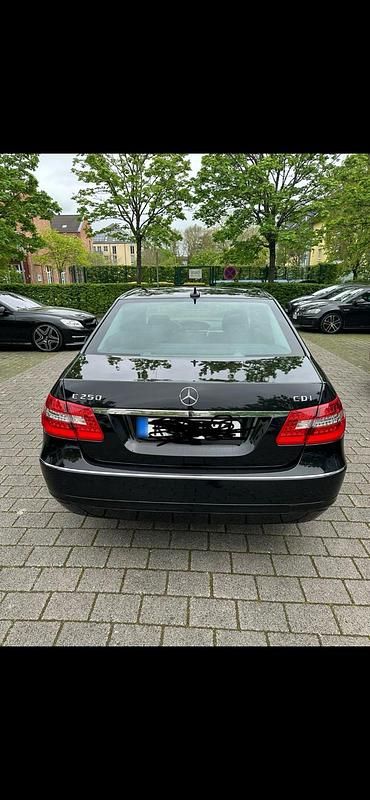 Gebraucht Mercedes E250 204 PS (150 kW) 2012 Schwarz Limousine