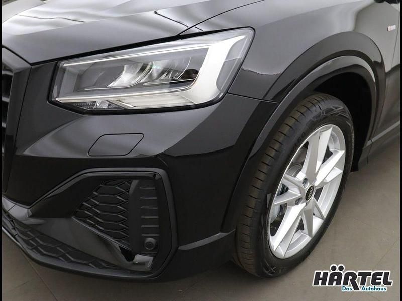 Neu Audi Q2 S-Line 150 PS (110 kW) 2025 Mythosschwarz (black), metallic SUV
