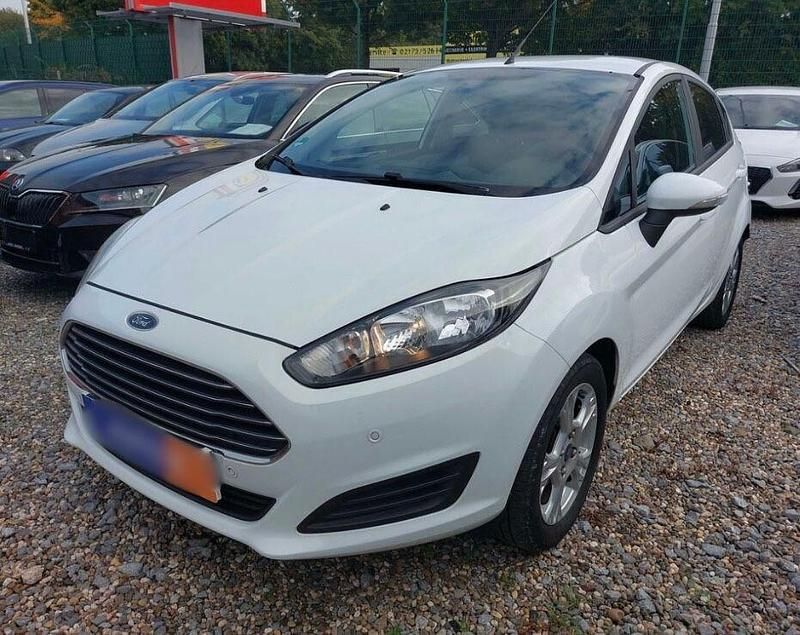 Gebraucht Ford Fiesta 101 PS (74 kW) 2014 Weiß Kleinwagen