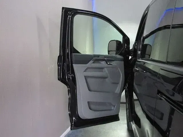 Gebraucht Ford Tourneo Titanium 150 PS (110 kW) 2024 Schwarz Van / Kleinbus
