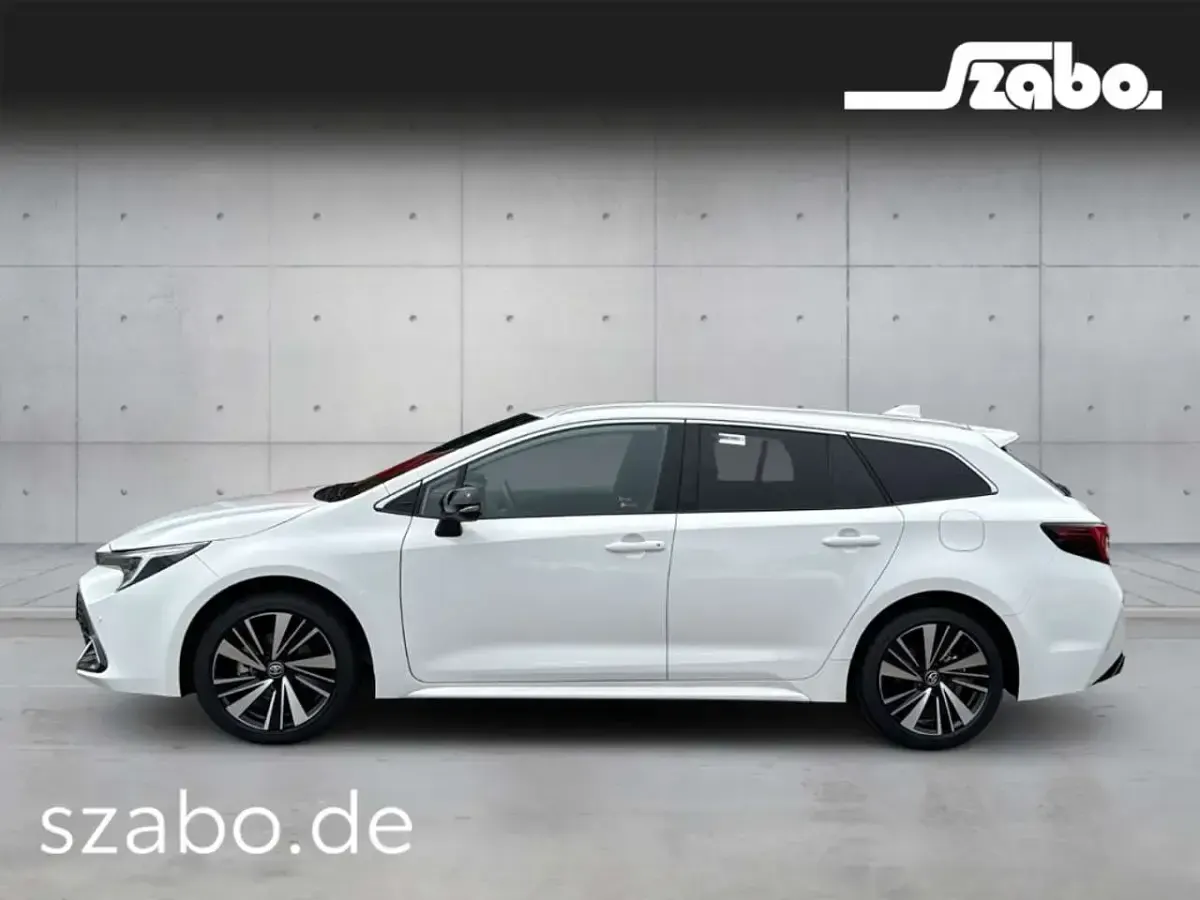Neu Toyota Corolla 179 PS (131 kW) 2025 Super white 2 Kombi