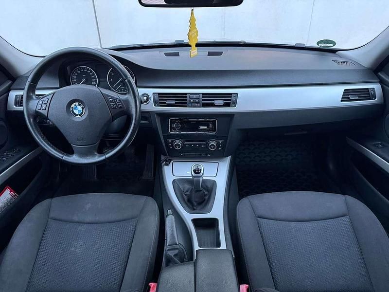 Gebraucht BMW 318 129 PS (94 kW) 2009 Blau Limousine