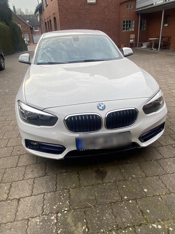 Weiß Gebraucht 2016 BMW 116 Sport Line Kleinwagen | 9.800 € (Fairer Preis) - Bild 1/4