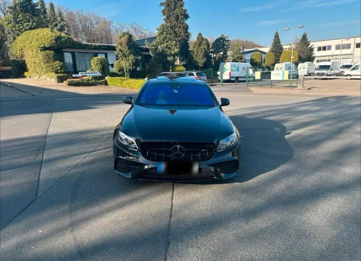 Używany Mercedes E220 AMG 194 KM (142 kW) 2017 Czarny Sedan/Limuzyna