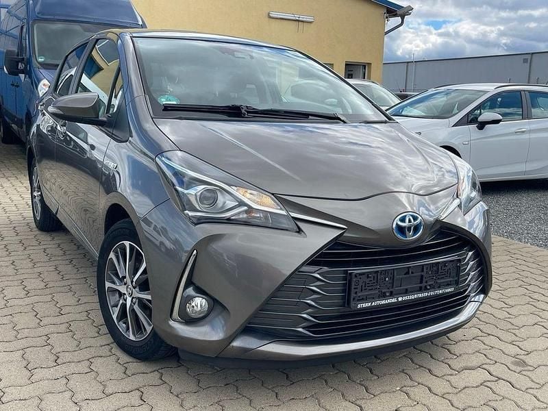 Grau Gebraucht 2019 Toyota Yaris Hybrid Club Limousine | 9.900 € (Guter Preis) - Bild 1/4
