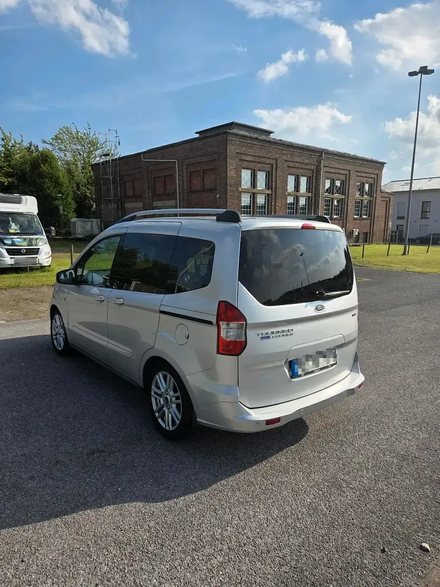 Gebraucht Ford Tourneo Courier Titanium 101 PS (74 kW) 2016 Silber Van / Kleinbus