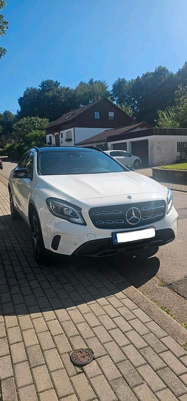 Weiß Gebraucht 2018 Mercedes GLA220 SUV | 24.000 € (Etwas zu teuer) - Bild 1/4