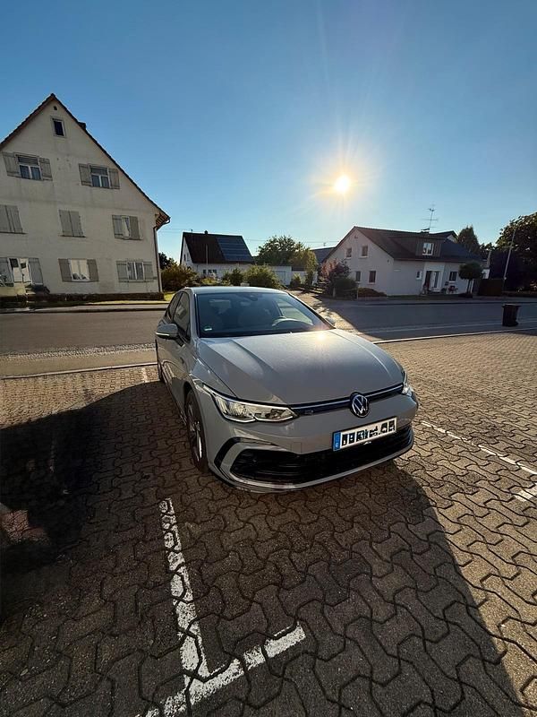 Grau Gebraucht 2022 VW Golf VIII R-line Limousine | 29.000 € (Etwas zu teuer) - Bild 1/4