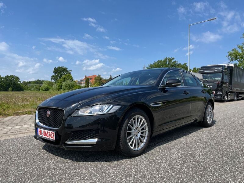 Schwarz Gebraucht 2016 Jaguar XF Pure Limousine | 9.990 € (Superpreis) - Bild 1/4