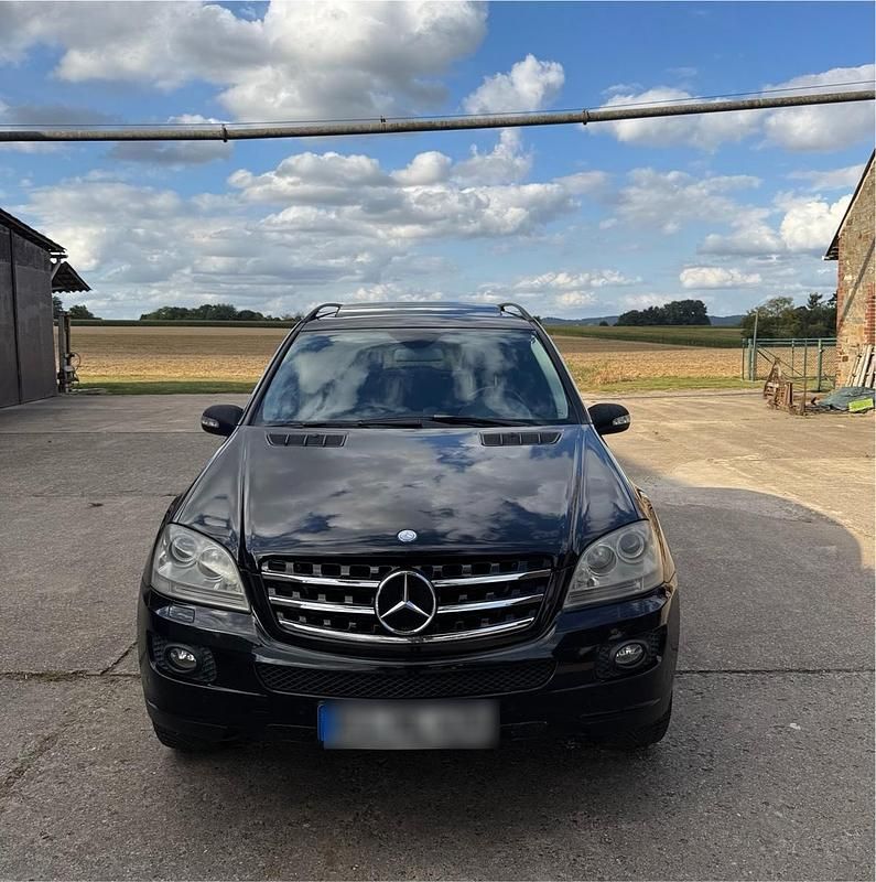 Schwarz Gebraucht 2007 Mercedes ML420 SUV | 8.150 € - Bild 1/4