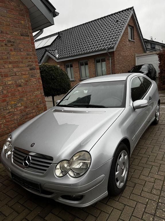 Silber Gebraucht 2004 Mercedes C180 Coupé | 3.749 € (Fairer Preis) - Bild 1/4